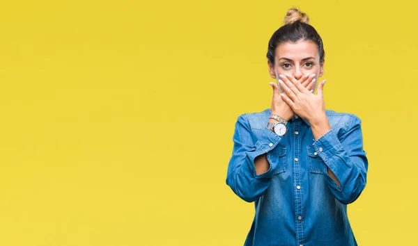 Joven Hermosa Mujer Sobre Fondo Aislado Impactó Cubriendo Boca Con — Foto de Stock