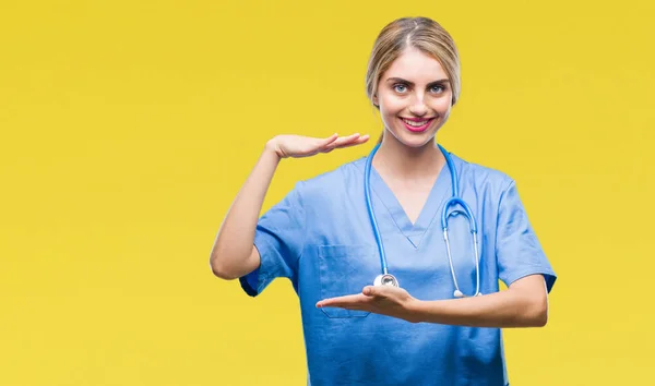 Jonge Mooie Blonde Dokter Chirurg Verpleegkundige Vrouw Geïsoleerd Achtergrond Gebaren — Stockfoto