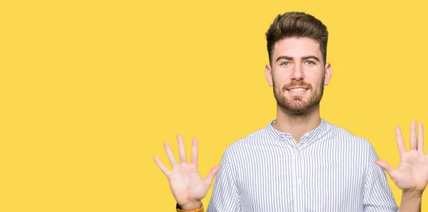 Junger Gutaussehender Mann Zeigt Mit Finger Nummer Zehn Nach Oben — Stockfoto