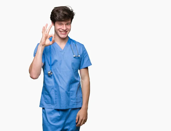 Νεαρός Γιατρός Φορώντας Ιατρική Στολή Πάνω Από Απομονωμένες Φόντο Χαμογελώντας — Φωτογραφία Αρχείου