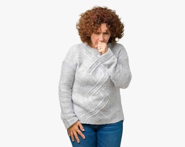 美丽的中年老年妇女穿着冬季毛衣在孤立的背景感到不适和咳嗽作为症状的感冒或支气管炎 医疗理念 — 图库照片