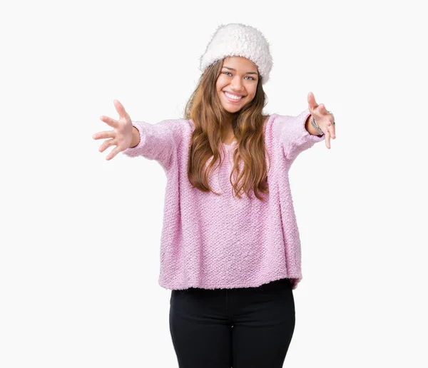 Giovane Bella Donna Bruna Indossa Maglione Cappello Invernale Sfondo Isolato — Foto Stock