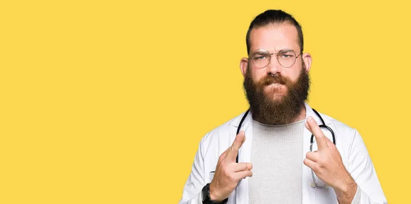 Jovem Médico Loiro Com Barba Vestindo Casaco Médico Sorrindo Cruzando — Fotografia de Stock