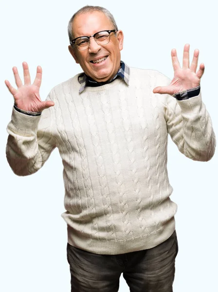 Przystojny Starszy Mężczyzna Noszenie Okulary Zimowy Sweter Obchodzi Szalony Szalony — Zdjęcie stockowe