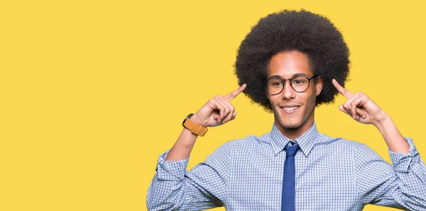 Mladí Africké Americké Obchodní Muž Afro Vlasy Nosí Brýle Usmívající — Stock fotografie