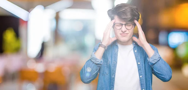 Homem Bonito Jovem Usando Óculos Sobre Fundo Isolado Com Mão — Fotografia de Stock