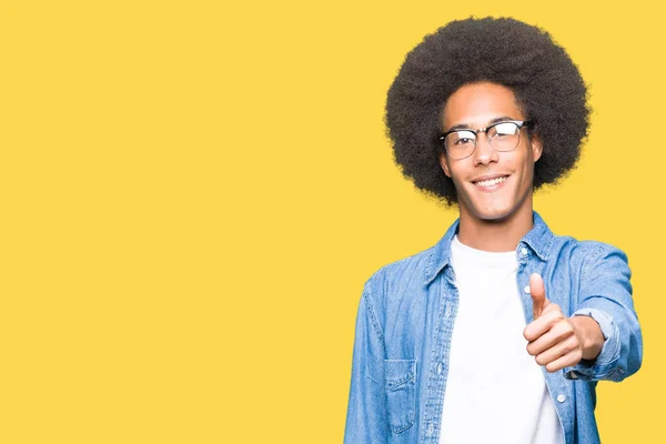 Giovane Uomo Afro Americano Con Capelli Afro Con Gli Occhiali — Foto Stock