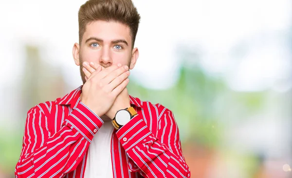 Pemuda Tampan Mengenakan Kemeja Merah Terkejut Menutup Mulut Dengan Tangan — Stok Foto