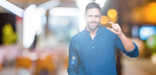 Joven Hombre Guapo Sobre Fondo Aislado Sonriente Seguro Gesto Con — Foto de Stock