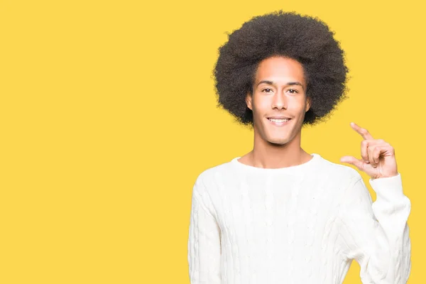 Jonge Afro Amerikaanse Man Met Afro Haar Dragen Van Winter — Stockfoto