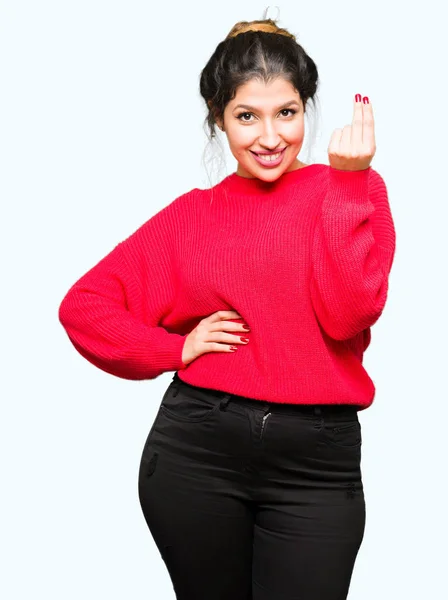 赤いセーターとしていたイタリアのジェスチャーの手と指で自信を持って表現を身に着けている若い美しい女性 — ストック写真
