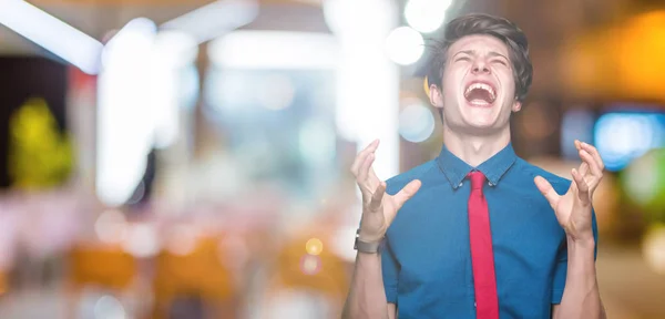 Junger Gutaussehender Geschäftsmann Mit Roter Krawatte Über Isoliertem Hintergrund Verrückt — Stockfoto