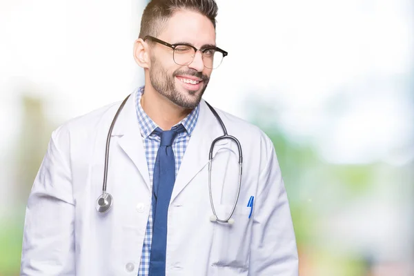 Guapo Joven Médico Hombre Sobre Fondo Aislado Guiño Mirando Cámara — Foto de Stock