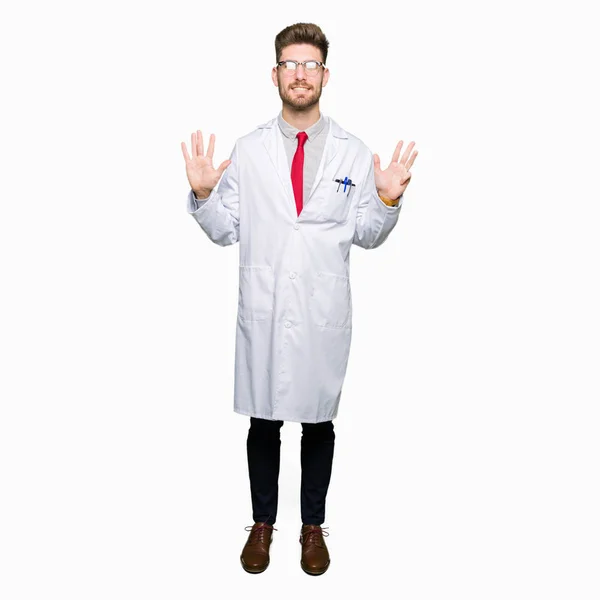 Fiatal Jóképű Tudós Ember Visel Szemüveget Mutatja Felfelé Mutató Kéz — Stock Fotó