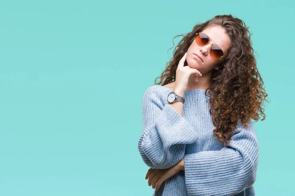 Mooie Brunette Krullend Haar Jong Meisje Zonnebril Dragen Geïsoleerd Achtergrond — Stockfoto