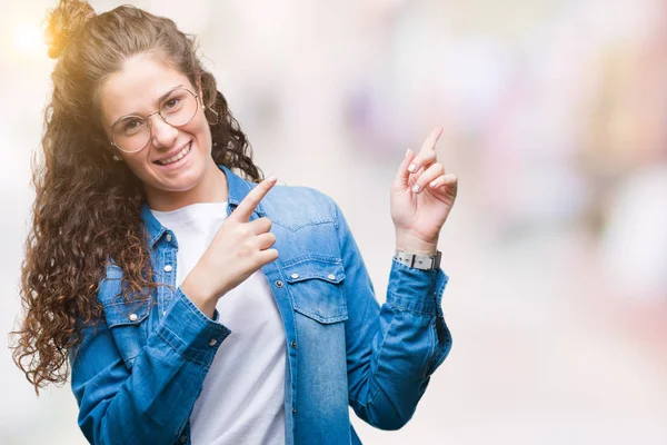 Mooie Jonge Brunette Krullend Haar Meisje Met Bril Geïsoleerde Achtergrond — Stockfoto