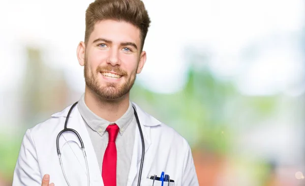 Νεαρός Γιατρός Όμορφος Άνδρας Φορώντας Ιατρική Παλτό Νεύοντας Έρχονται Εδώ — Φωτογραφία Αρχείου