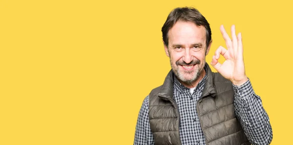 Hombre Guapo Mediana Edad Con Chaleco Invierno Sonriente Positivo Haciendo —  Fotos de Stock