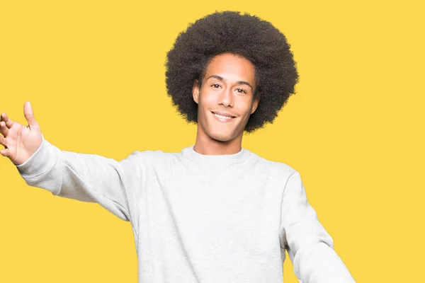 Giovane Uomo Afro Americano Con Capelli Afro Indossa Felpa Sportiva — Foto Stock