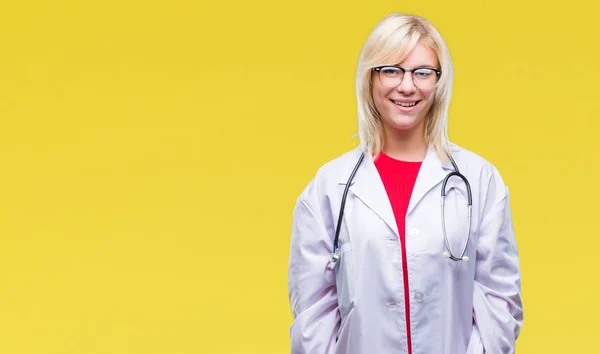 Jonge Mooie Blonde Dokter Vrouw Medische Uniform Dragen Geïsoleerd Achtergrond — Stockfoto