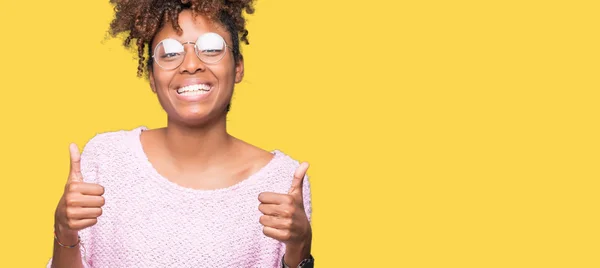 Hermosa Mujer Afroamericana Joven Con Gafas Sobre Signo Éxito Fondo —  Fotos de Stock