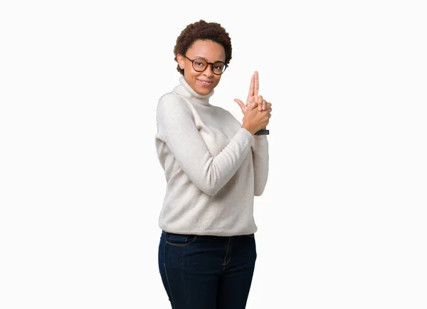 Joven Mujer Afroamericana Hermosa Con Gafas Sobre Fondo Aislado Sosteniendo — Foto de Stock