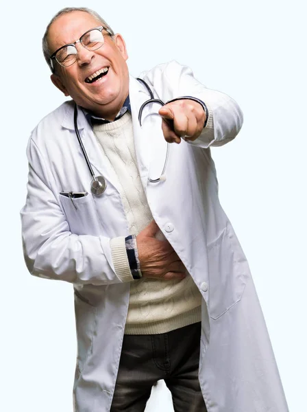 Przystojny Starszy Lekarz Człowiek Nosi Płaszcz Medyczny Śmiech Tobą Wskazując — Zdjęcie stockowe
