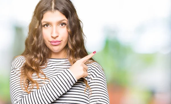 Ung Vacker Kvinna Klädd Randig Tröja Pekar Med Hand Finger — Stockfoto