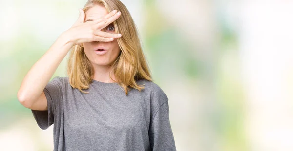 Beautiful Young Woman Wearing Oversize Casual Shirt Isolated Background Peeking — Stock Photo, Image