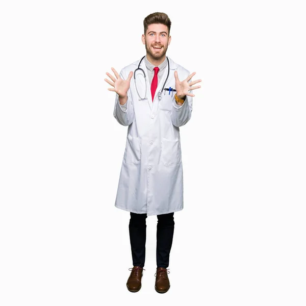 Ung Snygg Läkare Man Klädd Medicinsk Coat Firar Galen Och — Stockfoto