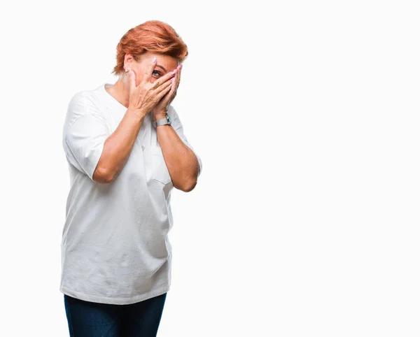 活跃的高级高加索红发女郎在孤立的背景与悲伤的表情覆盖着脸与手哭 抑郁症的概念 — 图库照片