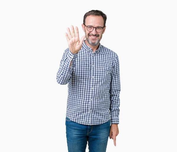 ハンサムな中年エレガントなシニア ビジネス男で眼鏡をかけて分離を示す背景と自信を持って 幸せな笑みを浮かべて 指で上向きナンバーファイブ — ストック写真