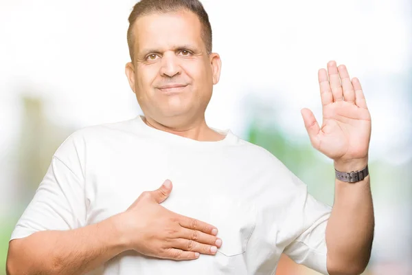 Meia Idade Árabe Homem Wearig Branco Shirt Sobre Isolado Fundo — Fotografia de Stock