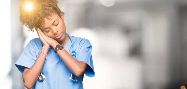 Junge Afrikanisch Amerikanische Ärztin Vor Isoliertem Hintergrund Schläft Müde Träumend — Stockfoto