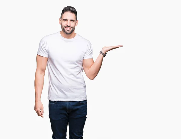 Jovem Vestindo Camiseta Branca Casual Sobre Fundo Isolado Sorrindo Alegre — Fotografia de Stock