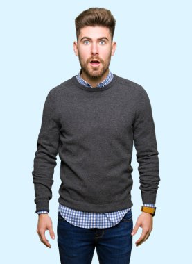 Genç yakışıklı zarif adam korkuyor ve sürpriz ifade ile şok korku ve yüz heyecanlı.