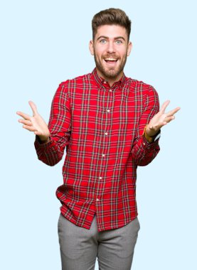 Çılgın ve başarı için hayran kaldırdı kollarını açarak kutluyor ve açık gözleri heyecanlı çığlık genç yakışıklı adam. Kazanan kavramı