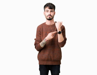 Acele işaretleme izlemek için zaman, sabırsızlık, üzgün ve kızgın son tarih gecikme için arka plan üzerinde kış kazak giyen genç yakışıklı adam izole