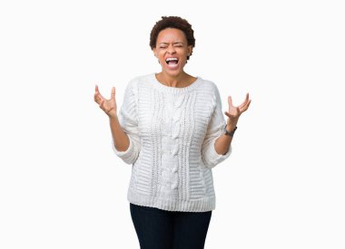 Üzerinde kazak giyen güzel genç Afro-Amerikan kadın arka plan deli izole ve deli bağırarak ve agresif ifade ve silah kaldırdı bağırıyor. Hayal kırıklığı kavramı.