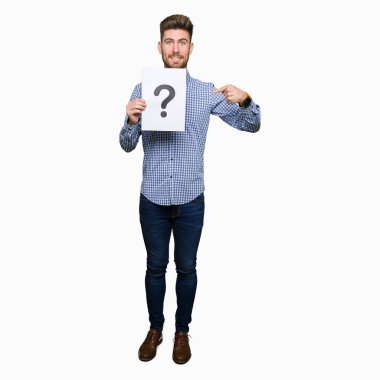Genç yakışıklı sürpriz yüz işaret parmağı kendisine soru işareti ile holding Kağıt adam