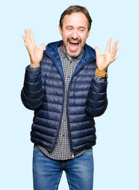 Orta Çağ yakışıklı adam kış ceket giyiyor çılgın kutluyor ve başarı için hayran silah kaldırdı ve açık gözleri heyecanlı çığlık. Kazanan kavramı