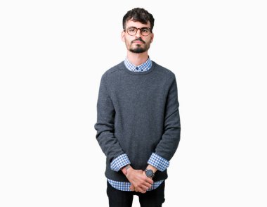 Genç yakışıklı izole arka plan gevşek yüzünde ciddi bir ifade ile üzerinde gözlük takan adam akıllı. Basit ve doğal kameraya bakıyor.