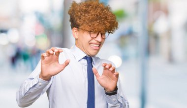 Afro ile genç yakışıklı iş adam gözlük tikdürme ifade, nefret ve korkuyla nefreti yüz yapıyor çünkü kaçınma reaksiyon. Ellerle kaldırdı. Rahatsız edici kavramı.