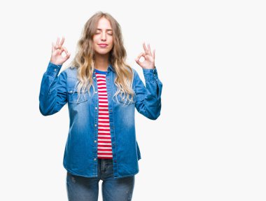 Güzel genç sarışın kadın izole arka plan üzerinde dinlenmek ve gülümseyen gözlerle parmak ile meditasyon jest yapıyor kapalı. Yoga kavramı.