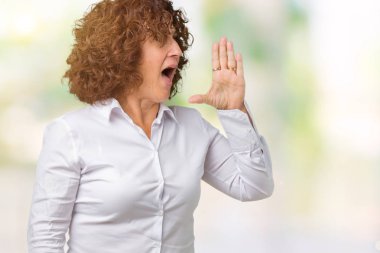 İzole arka plan üzerinde güzel orta ager kıdemli Iş kadın bağırmak ve ağzına el ile yan gürültülü çığlık. İletişim konsepti.