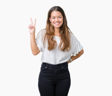 Genç güzel esmer iş kadını gösterilen ve parmakları ile işaret izole arka plan üzerinde ikincisi ise kendinden emin ve mutlu gülümseyerek.