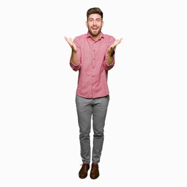 Genç yakışıklı iş casual adam kutluyor deli ve çığlık kaldırdı ve açık gözleri hayret silah ile başarı için heyecanlı. Kazanan kavramı