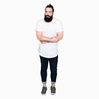 Uzun saç ve sakal çünkü mide üzerinde el ile rahat beyaz t-shirt giyen genç hipster adamla mide bulantısı, ağrılı hastalık hasta hissediyor. Ağrısı kavramı.