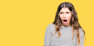 Şüpheci ve alaycı, şok karşısında, çizgili Süveter giyen genç güzel kadın ile açık ağız şaşırttı