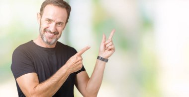 Yakışıklı orta yaş ağarmış komuta sizde gülümseyen ve iki elleri ve parmakları ile tarafına işaret kamera bakarak izole arka plan üzerinde.